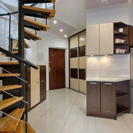 Golden -bright And Cozy - Great Location &db11 Apartment