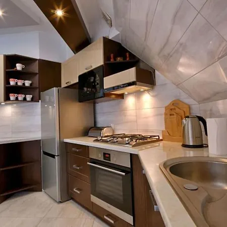 Golden -bright And Cozy - Great Location &db11 Apartment